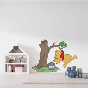 Winnie Pooh enganchado en el árbol